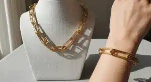 Gold link fashion jewelry display in Yiwu